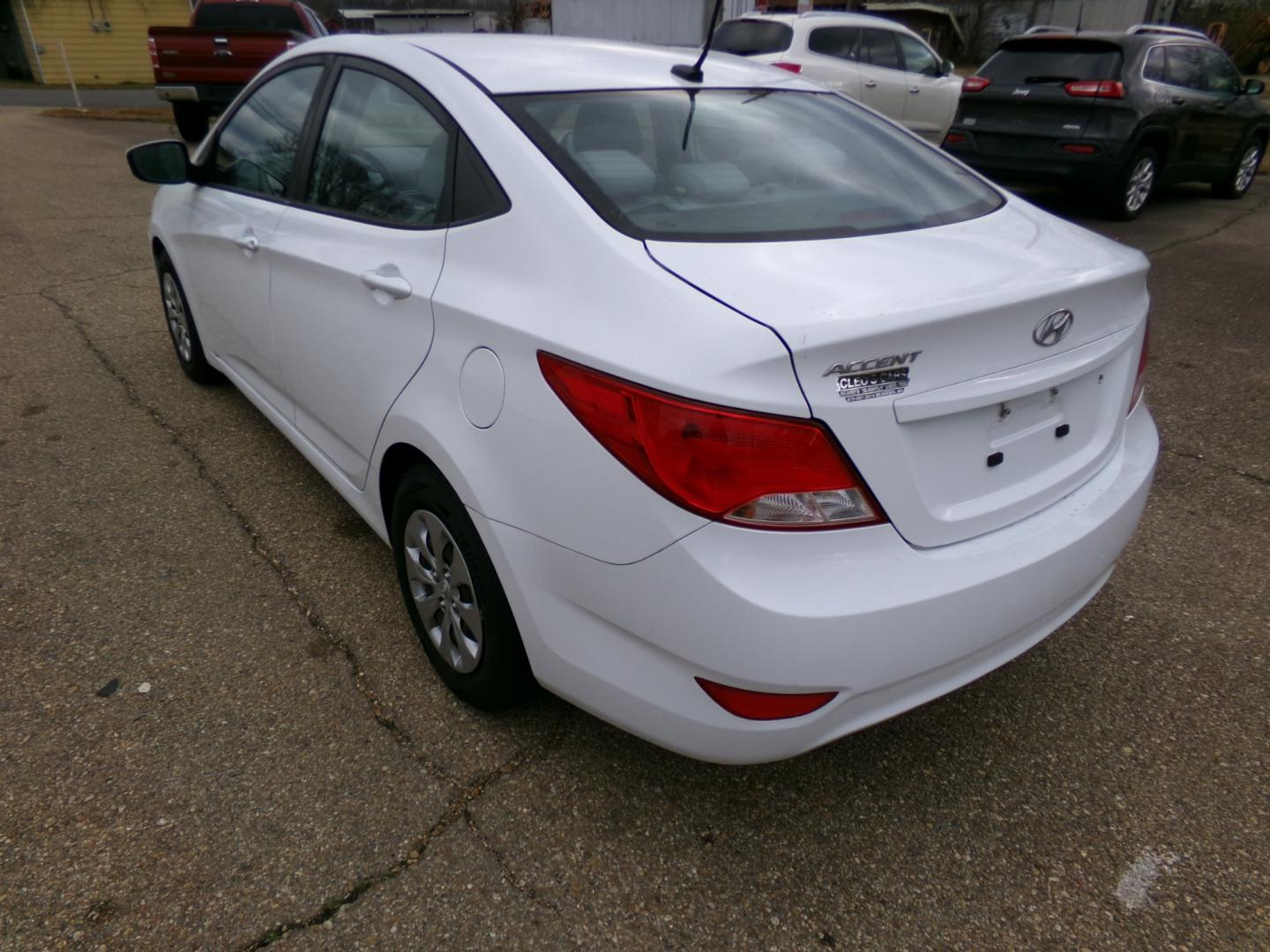 2017 White /Gray Hyundai Accent SE 4-Door 6M (KMHCT4AE8HU) with an 1.6L L4 DOHC 16V engine, 6-speed automatic transmission, located at 401 First NE, Bearden, AR, 71720, (870) 687-3414, 33.726528, -92.611519 - Photo#2